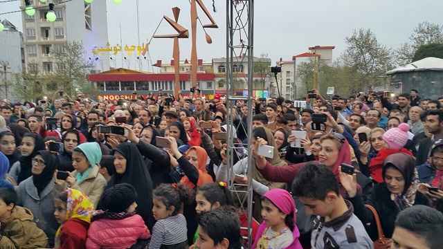 مردم از تيم مديريت شهري لاهيجان براي برگزاري جشنواره نوروزي  قدرداني كردند